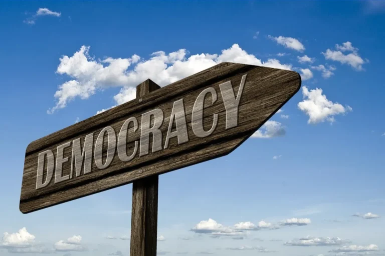La desconfianza y la polarización erosionan las democracias de América Latina, según la ONU