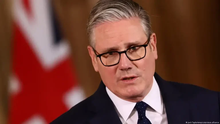 Starmer se niega a dimitir pese a presiones en Reino Unido