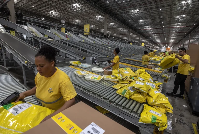 Las acciones de MercadoLibre caen tras decepcionar con las ganancias pese al fuerte salto en ingresos