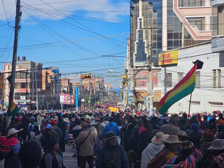 Rodrigo Paz se baja el sueldo un 50% ante las protestas en Bolivia