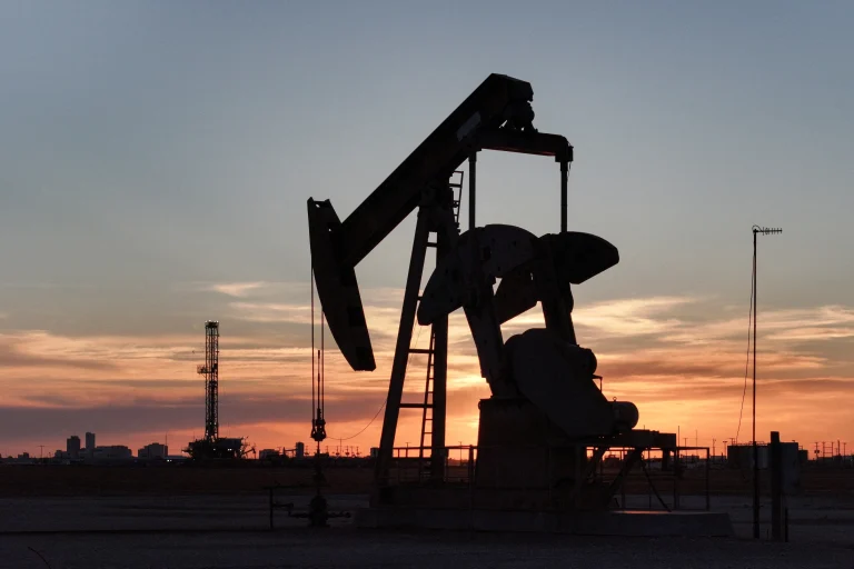 El petróleo retrocede mientras tambalea la tregua con Irán y Trump está en China
