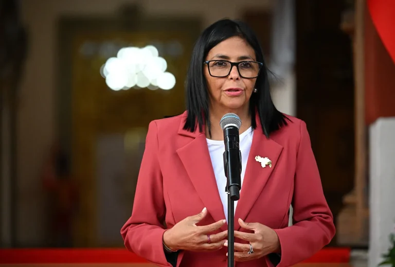 La líder venezolana viaja a La Haya por la disputa territorial con Guyana