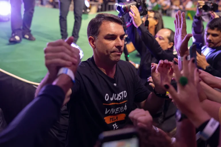 Crece la interna de los Bolsonaro: Michelle se distancia de la campaña de Flávio