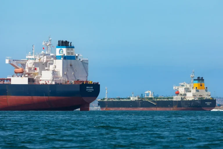 El petróleo borró toda la prima de guerra tras la reapertura del Estrecho de Ormuz