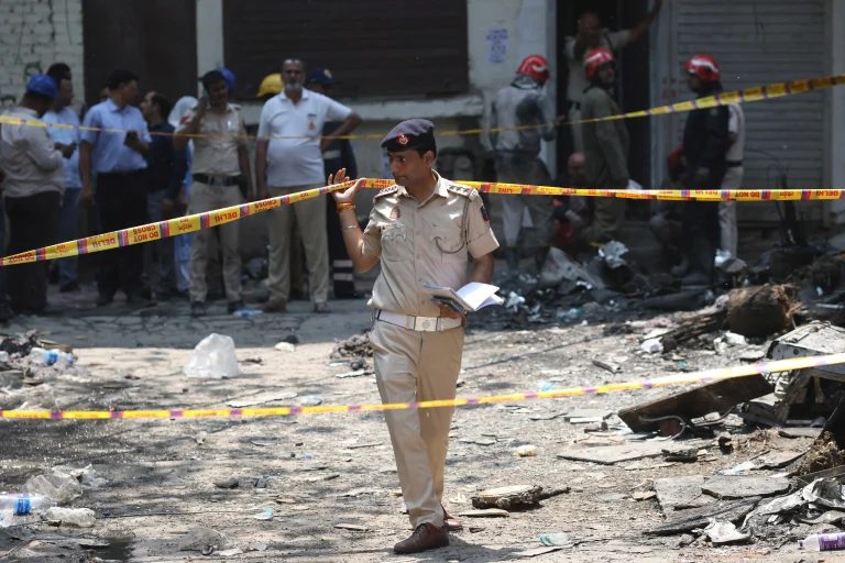 Incendio en un hotel de Delhi deja al menos 21 muertos, según la policía