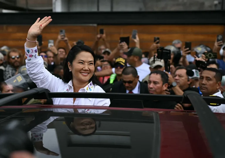 Keiko Fujimori gana la presidencia de Perú por estrecho margen en su cuarto intento