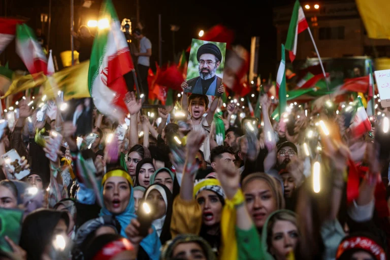Israel e irán rompen el alto el fuego con ataques mutuos por primera vez