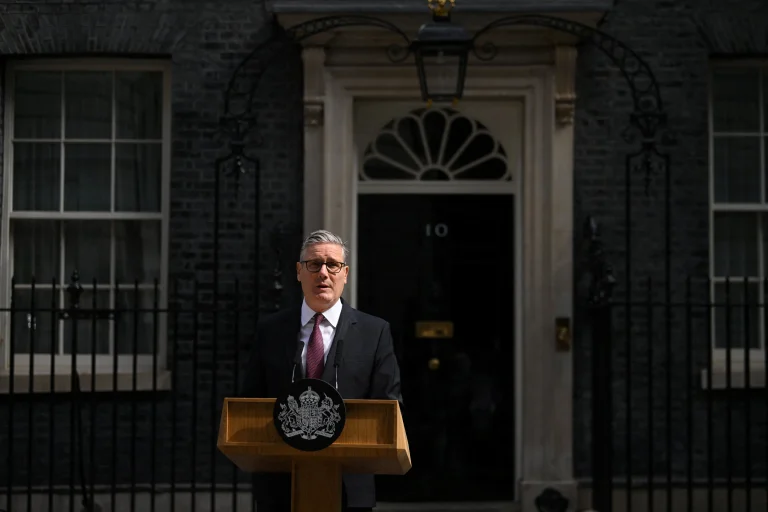 El primer ministro británico Keir Starmer anunció su dimisión