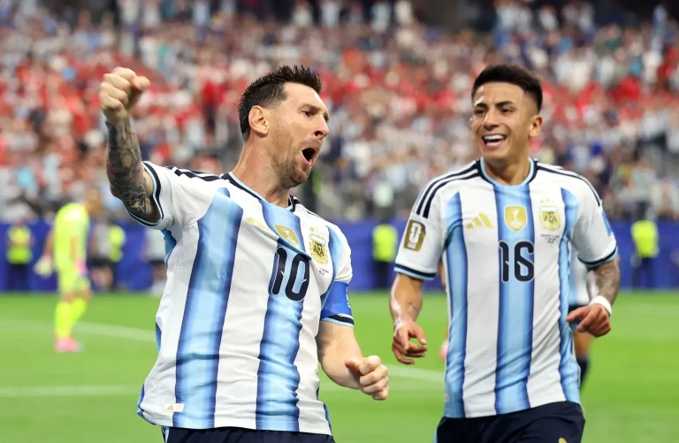 Messi impone récord de goles en Mundiales y clasifica a Argentina a la fase de eliminación directa