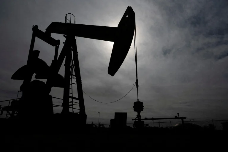 El petróleo se desploma a mínimos de tres meses ante el avance del pacto de paz entre EEUU e Irán