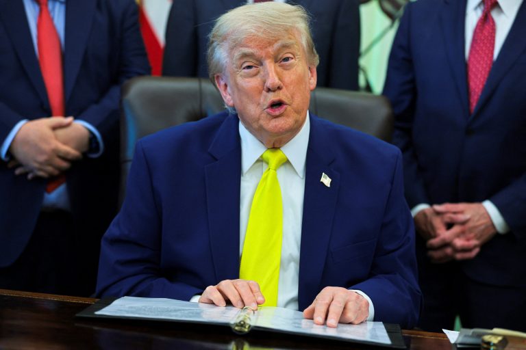 La aprobación de Trump se mantiene cerca de un mínimo histórico: mayoría de estadounidenses espera más subas en la nafta