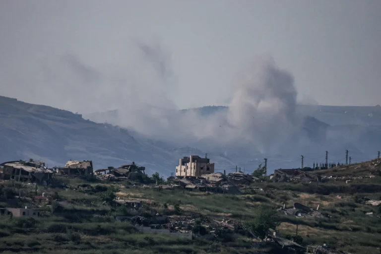 EEUU e Irán intercambian fuego por segundo día y hacen tambalear la frágil tregua