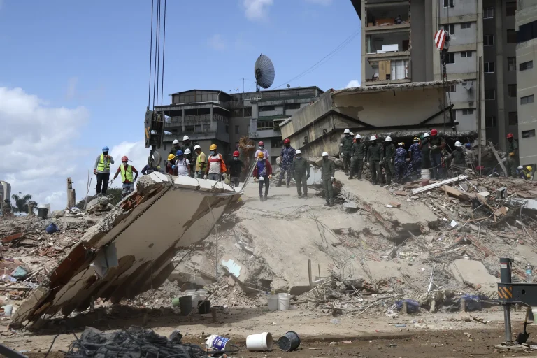 Los muertos por los terremotos ascienden a 1.719: el Gobierno habilita refugios
