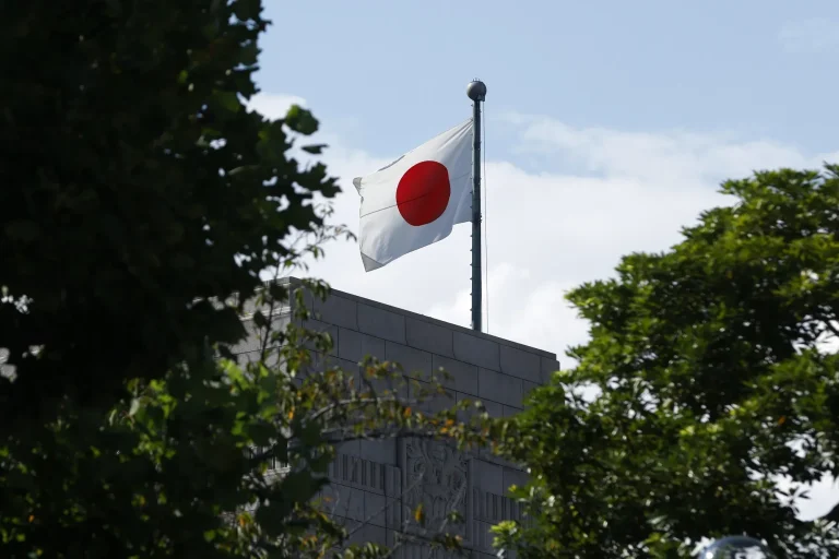 El yen cae a su nivel más bajo frente al dólar desde 1986 y aumenta la presión sobre Japón