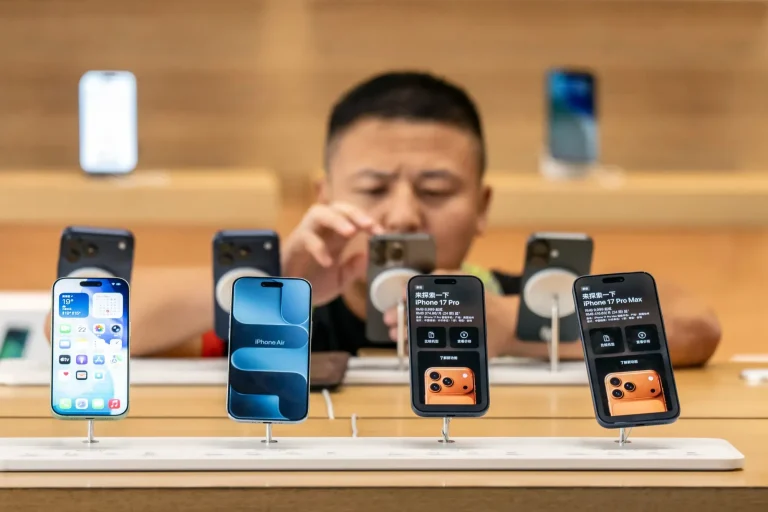 Apple negocia comprar chips de memoria chinos en plena escasez global y busca evitar un conflicto con Washington