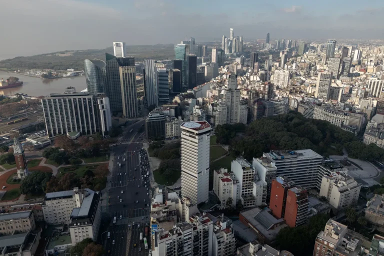 La economía argentina volvió a caer en mayo y muestra una recuperación desigual