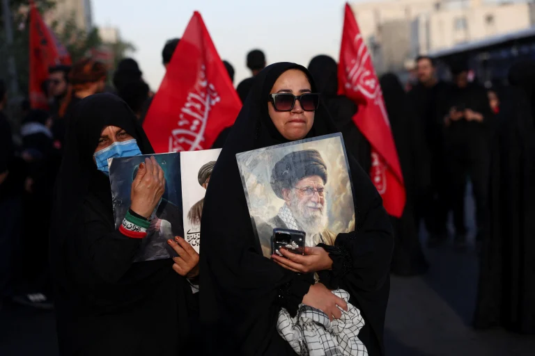 Tres hijos de Khamenei participaron del funeral del líder iraní, pero el nuevo líder supremo no apareció