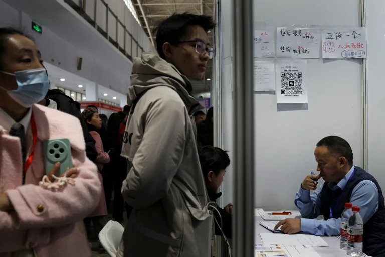 El auge de la economía gig en China oculta la debilidad del mercado laboral y presiona al sistema de seguridad social