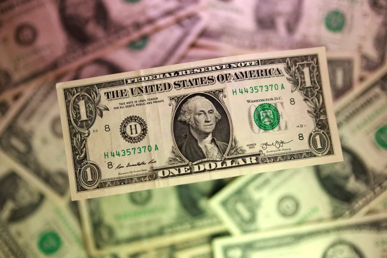 El dólar opera estable por la escalada entre EEUU e Irán, mientras la libra sube por el cambio de Gobierno