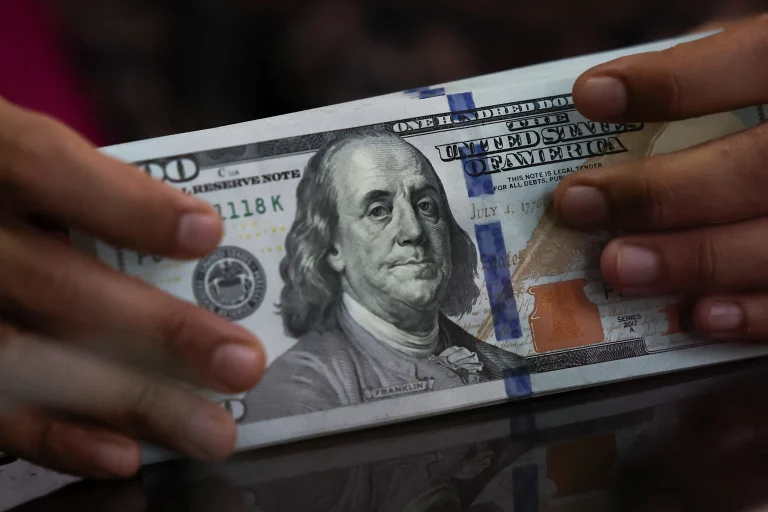 El dólar global retrocede tras un dato de inflación menor al esperado