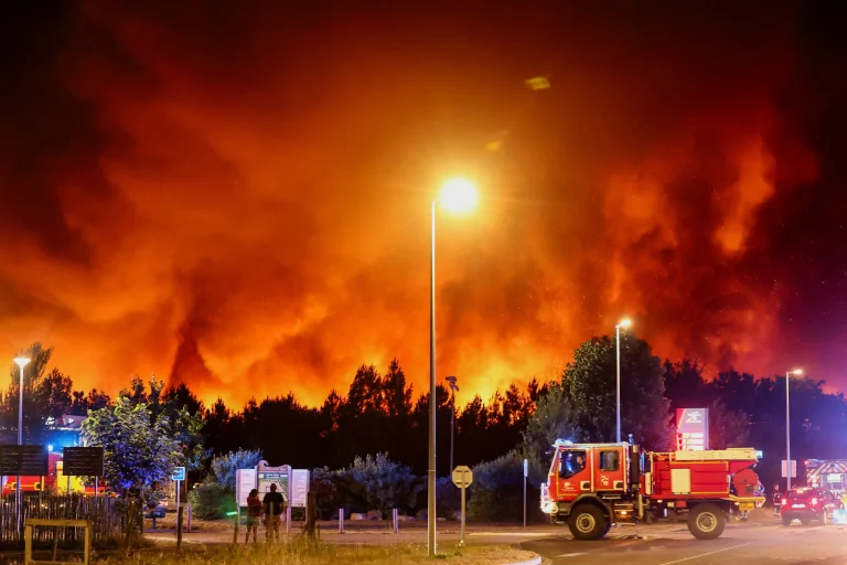 Unos 500 bomberos combaten un incendio forestal en el sur de Francia y evacúan a miles de personas
