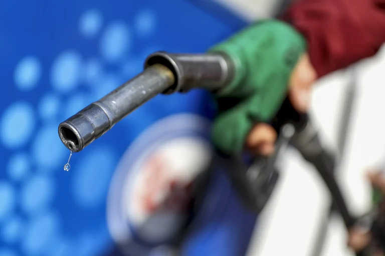 La nafta vuelve a superar los u$s 4 por galón en EEUU por la escalada en Medio Oriente