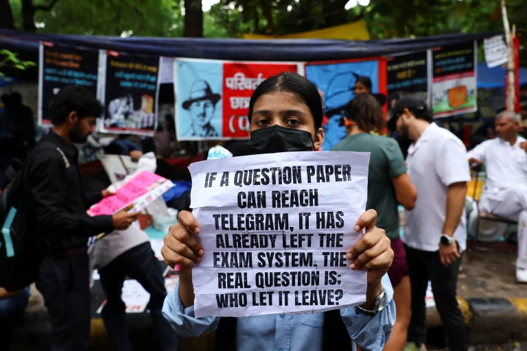 Modi promete crear tribunales especiales por las filtraciones de exámenes, pero crecen las protestas