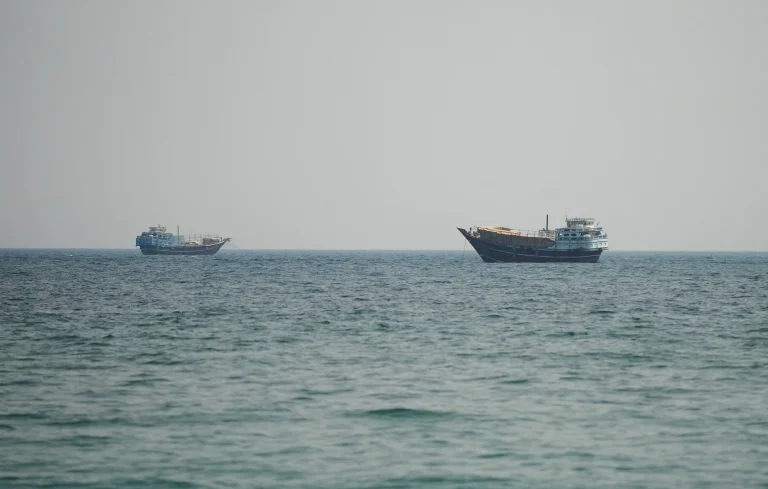 Irán intensifica los ataques contra bases de EEUU en el Golfo y vuelve a cerrar el estrecho de Ormuz