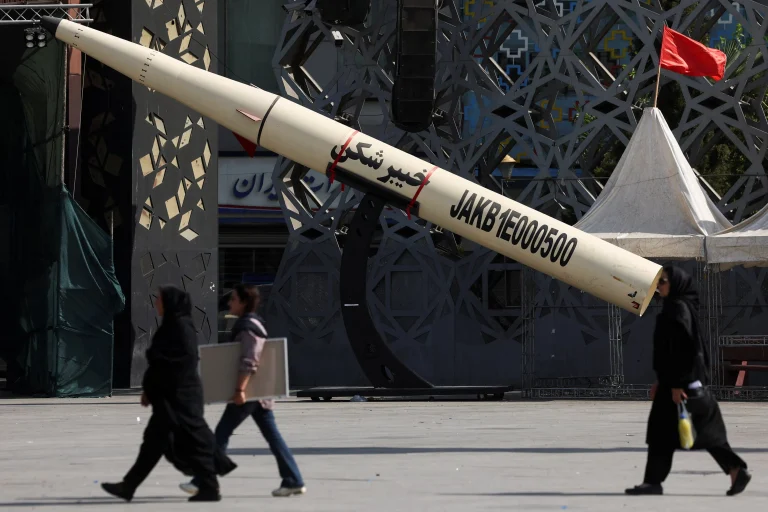 Irán afirma haber atacado una base aérea de EEUU en Jordania mientras Washington intensifica su ofensiva