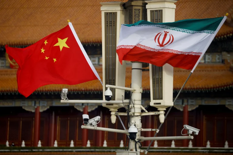 Irán comprará hasta 400 misiles antiaéreos portátiles a China para reforzar sus defensas, según fuentes