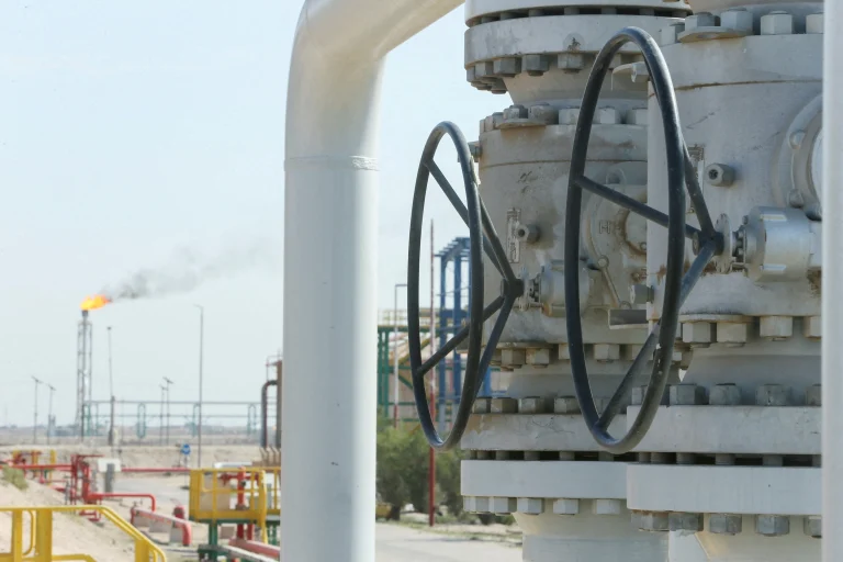 El petróleo sube más de 3% por la escalada entre EEUU e Irán y el riesgo para el estrecho de Ormuz