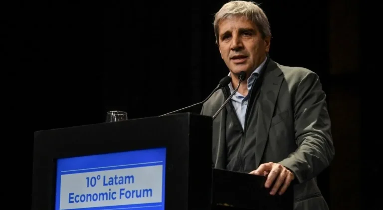 Argentina registró en junio su primer déficit fiscal bajo el gobierno de Milei, pero mantiene superávit en el año