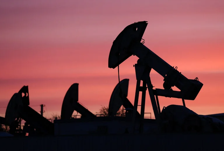 El petróleo alcanza máximos de cuatro semanas por la escalada entre EEUU e Irán