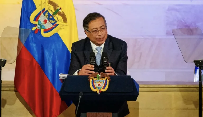 Petro prohíbe usar instalaciones militares para la asunción de De la Espriella y escala la tensión política