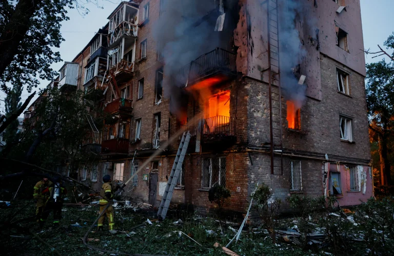 Rusia lanza uno de los mayores ataques del año sobre Kiev: al menos 13 muertos y decenas de heridos