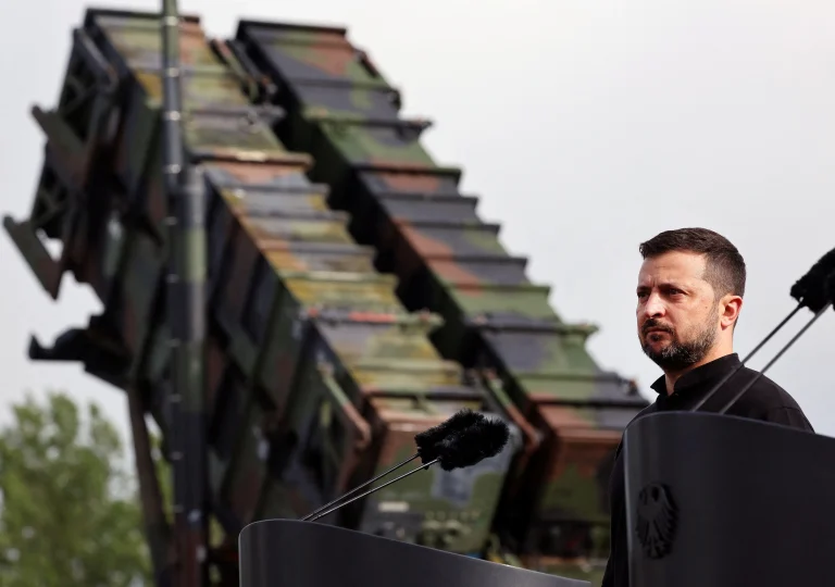 Trump y Zelenski hablan sobre producir misiles Patriot en Ucrania