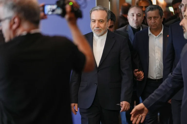 Irán afirma que avanzan las negociaciones sobre el estrecho de Ormuz tras la pausa de Trump en los ataques