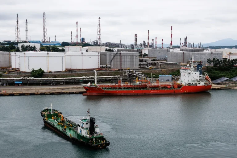Las bolsas suben y el petróleo se desploma tras la pausa en el conflicto entre EEUU e Irán