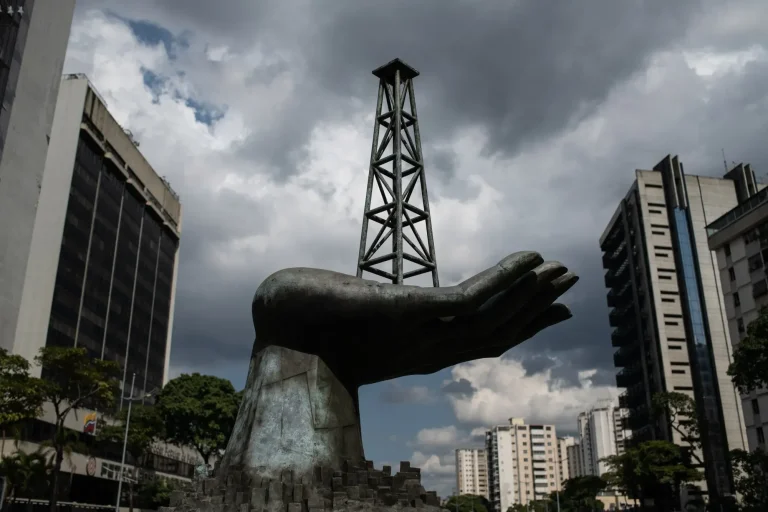 Trump aumenta la presión sobre un magnate petrolero para que abandone sus negocios en Venezuela